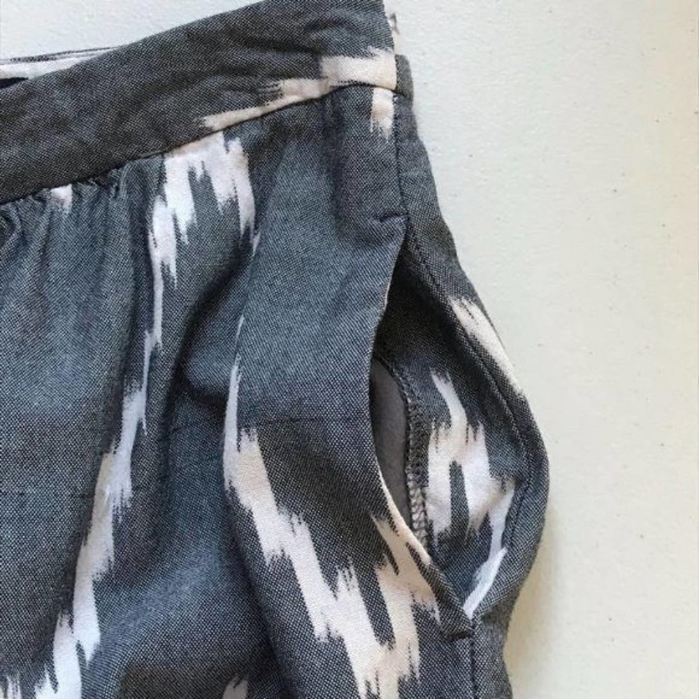 The Limited Womens Chevron Print Skirt Medium Gray White Knee Length Pleated - Picture 5 of 8